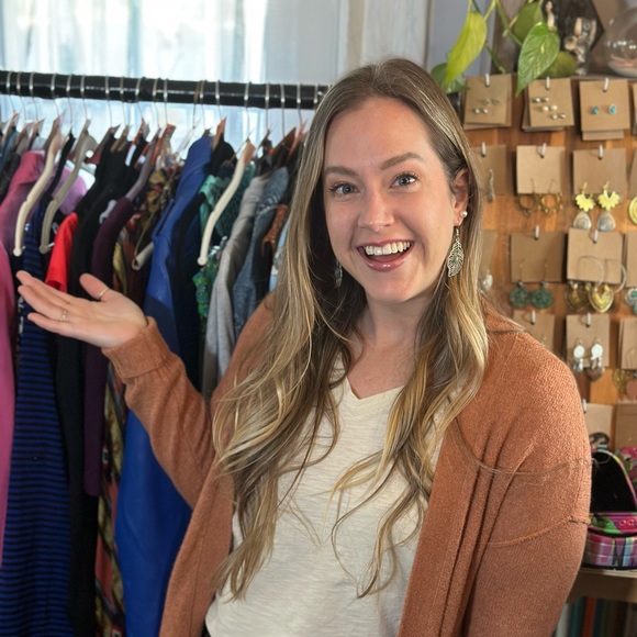 Meet your Posher, Leslie - Picture 1 of 13